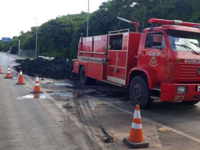 Carreta com 27 toneladas de carv&atilde;o pega fogo e fica parcialmente destru&iacute;da