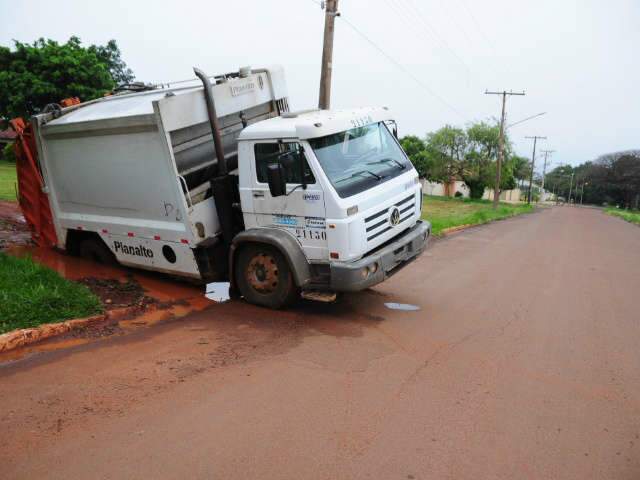  Caminh&atilde;o de lixo fica atolado em buraco no bairro Nova Campo Grande 