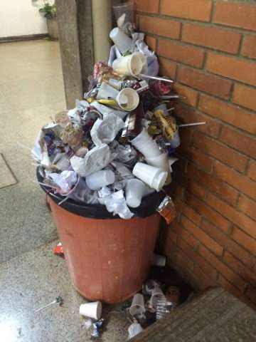 Sem limpeza h&aacute; uma semana, lixo se acumula no campus da UFMS