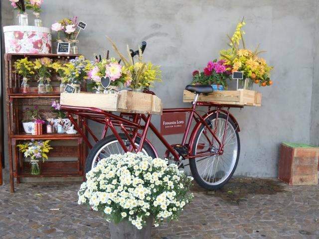 Em bicicleta charmosa, flores s&atilde;o vendidas na rua e lembram os filmes de romance