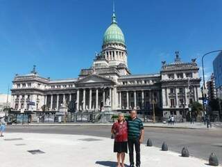 Sebastião posando ao lado da esposa em foto tirada durante semana de férias, na Argentina (Foto: Arquivo pessoal) 