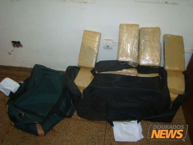 Mulher &eacute; presa com 54 kg de maconha na rodovi&aacute;ria de Dourados