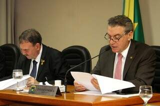 Deputados Paulo Siufi (PMDB) e Paulo Corrêa (PR), presidente da CPI, durante reunião (Foto: Wagner Guimarães/ALMS)