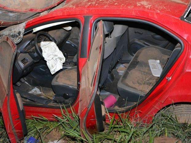 Condutor perde o controle e capota carro ao desviar de animal na pista