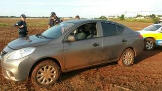 O Nissan Versa roubado ontem à noite próximo ao ginásio municipal de Dourados foi encontrado abandonado hoje de manhã (Foto: Osvaldo Duarte/Dourados News)