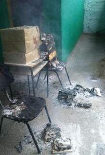 Material escolar e cadeiras ficaram destruídas com incêndio (Foto: Direto das Ruas)