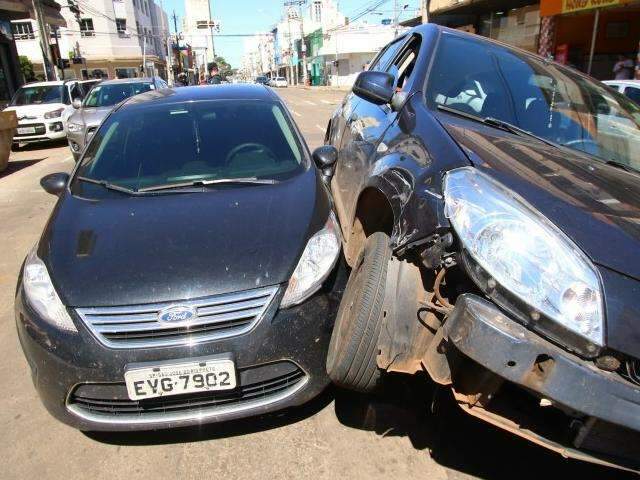 Motoristas causam acidente ao tentarem mudar de faixa no Centro