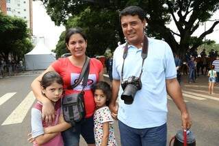 &quot;Eu sabia que ia ser bom, mas vim conferir&quot;, diz Carlos Escobar. Ele, esposa e filhas vieram do Paraguai.  (Foto: Fernando Antunes)