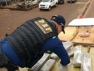 Ap&oacute;s fuga, PRF encontra 1 tonelada de maconha em fundo falso de caminh&atilde;o