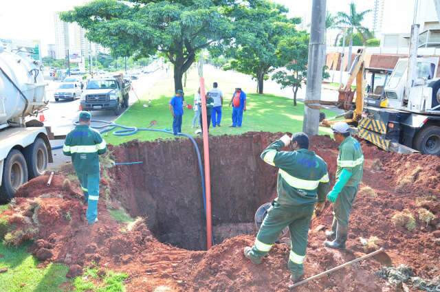  &Aacute;guas abre buraco de 16m&sup2; na Afonso Pena para desobstruir esgoto