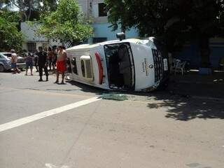 Van que transportava preso tomba em colis&atilde;o envolvendo 4 ve&iacute;culos 