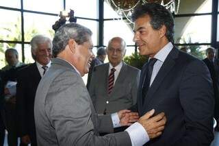 Governador André Puccinelli recepcionando o governador do Paraná, Beto Richa. (Foto: Cleber Gellio)