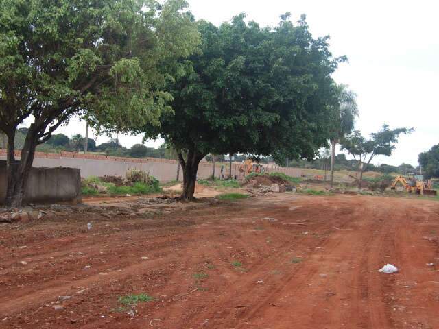  Muro na Base &Aacute;rea come&ccedil;a a ser derrubado para dar lugar a nova avenida