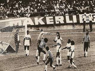 O goleiro Valdir Peres soca a bola no ar para evitar o gol do Operário em lance da partida de volta da semifinal do Brasileirão de 77 no Estádio Morenão