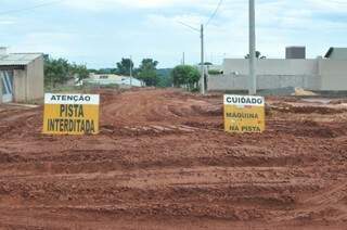 Moradores reclamam de demora na finalização de obras. (Foto: Marcelo Calazans)
