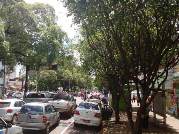 Idosa atravessa fora da faixa e &eacute; atropelada na avenida Afonso Pena 