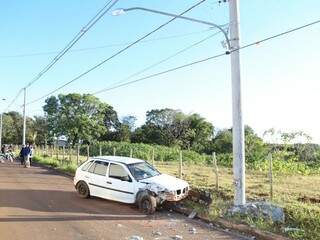 O veículo atingiu o poste, que ameaça cair (Foto: Fernando Antunes)