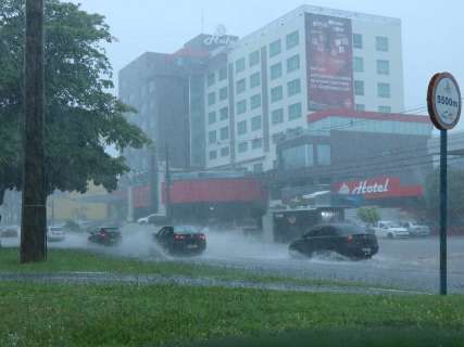 Tempestade provoca queda de energia em 6 bairros de Campo Grande