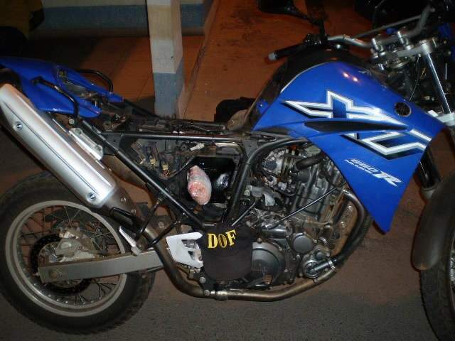  DOF prende homem com pasta-base em motocicleta