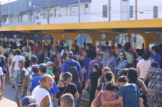 Ap&oacute;s confus&atilde;o e rua fechada, &ocirc;nibus voltam a circular no Terminal Moren&atilde;o