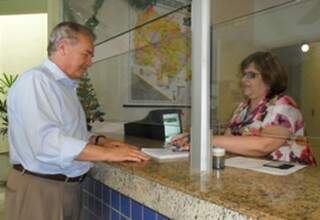 Presidente do DEM, Waldir Guerra, entregou requerimento de registro (foto: Maryuska Pavão/Dourados News)