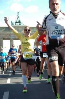 A atleta na Maratona de Berlim.