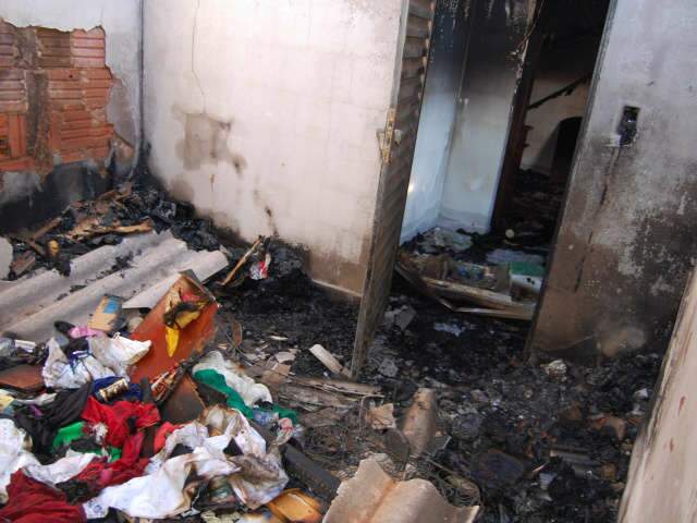  Inc&ecirc;ndio causado por vela destruiu casa no bairro Universit&aacute;rio