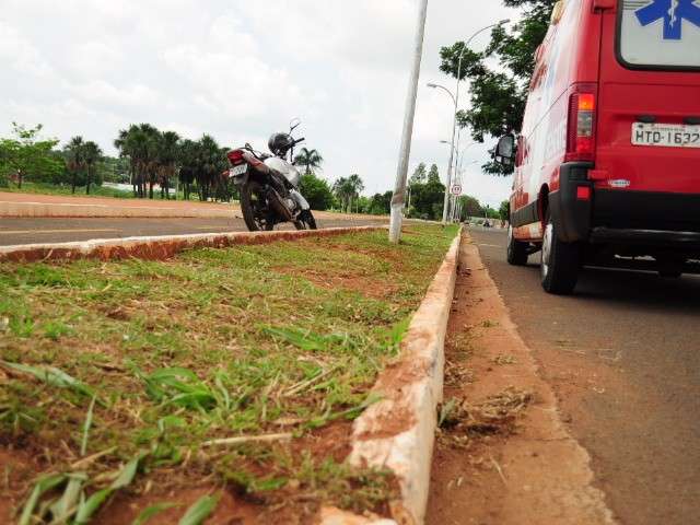 Motociclista fica ferido em acidente na L&uacute;dio Coelho