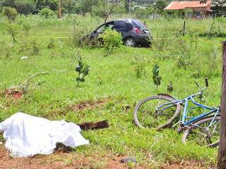 Ford Ka, ao fundo, colidiu na bicicleta guiada por Verônica. A mulher morreu na hora. (Foto: João Garrigó)