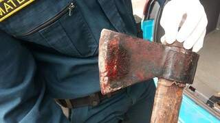 Polícia Militar apreendeu machado usado pelo adolescente (Foto: Divulgação/PM)