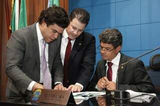 Beto Pereira, Renato Câmara e Rinaldo Modesto, durante sessão na Assembleia (Foto: Assessoria/ALMS)