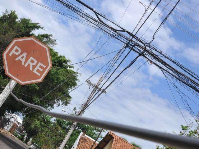 Fia&ccedil;&atilde;o &eacute; abandonada por telef&ocirc;nicas e d&aacute; dor de cabe&ccedil;a a moradores