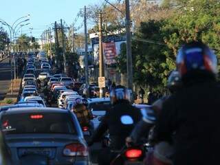 Trânsito com fila quilométrica em frente à Uniderp Agrárias, neste domingo (12). (Foto: Maria Pacheco)