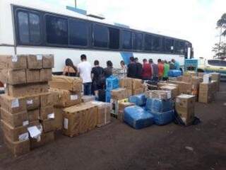 Mercadorias sem documentação estavam em ônibus com 19 passageiros (Divulgação/PMR)
