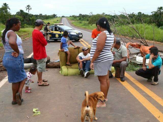 Protesto por constru&ccedil;&atilde;o de casas fecha rodovia no Dom Ant&ocirc;nio