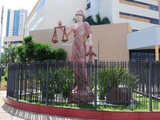 Estátua da Justiça em frente ao Fórum de Campo Grande (Foto: Paulo Francis/Arquivo)