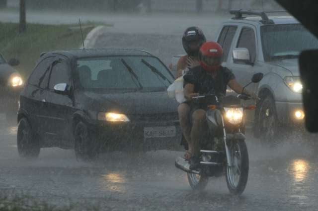 Chuva forte atinge v&aacute;rios bairros e abre teto de shopping na Capital