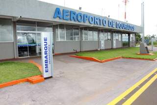 Fachada do Aeroporto de Dourados. 