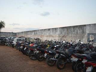 Na Derf, maioria dos veículos apreendidos é motocicleta. (Foto: Adriano Fernandes)