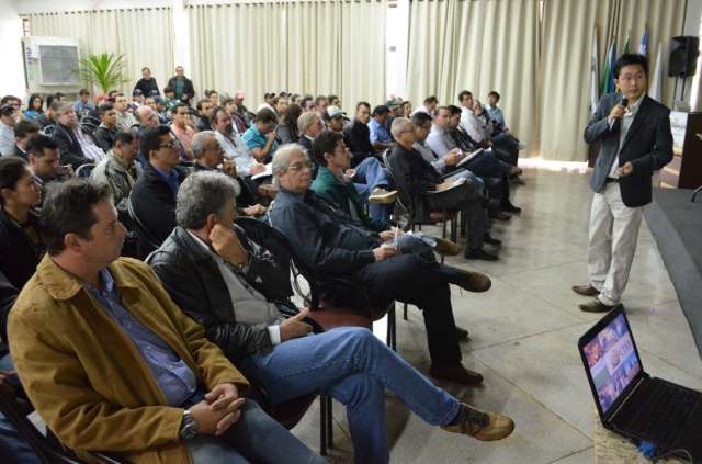 Em palestra, agr&ocirc;nomo ensina a produzir at&eacute; 90 sacas de soja por hectare