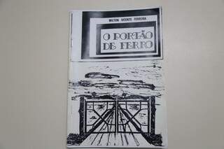 Imagem do portão só na capa do livro, como uma ilustração do Portão de Ferro de 1918 (Foto: Fernando Ientzsch)