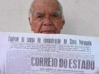 Justo ainda guarda as fotos do jornal que contou como foi a travessia do Paraguai para o Brasil. (foto: Roberto Higa)