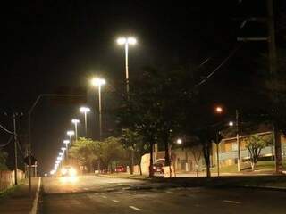 Avenida Euler de Azevedo já com novas luzes instaladas. (Foto: PMCG)