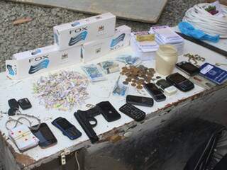 Polícia apreendeu celulares, drogas, dinheiro e armas em três dias de operação na fronteira (Foto: Divulgação)