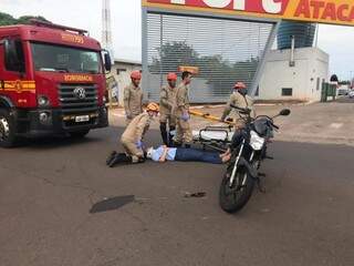 Motorista esquece da &quot;seta&quot; e acidente entre carro e moto deixa mulher ferida