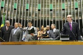 Elizeu fazendo o juramento para assumir a vaga de deputado federal (Foto: Divulgação)
