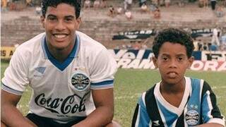 Assis e o garotinho Ronaldo, duas revelações do Grêmio de Porto Alegre (Foto: Arquivo)