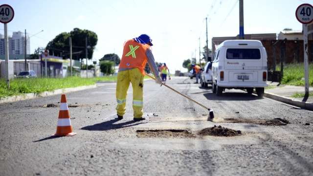 Prefeitura tapou quase 40 mil buracos, mas defeitos &lsquo;brotam&rsquo; no asfalto