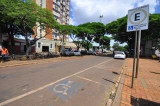 Motoristas evitam parar em área do estacionamento rotativo de Dourados (Foto: Divulgação)