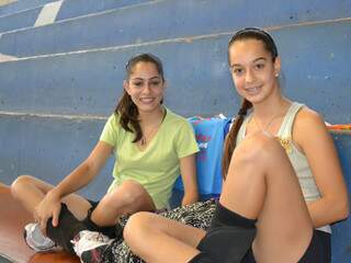 Maria Eduarda e Marília começaram a jogar para ficar próxima das amigas (Foto: Wendell Reis)